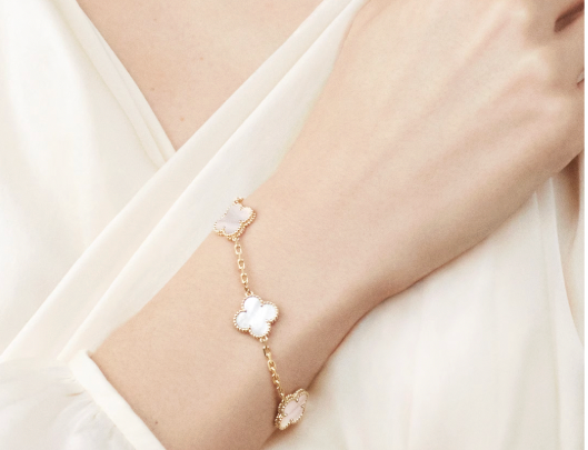 Vintage Alhambra bracelet, 5 motifs, 18K yellow gold, white mother-of-pearl.