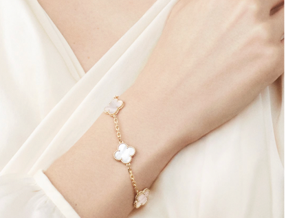 Vintage Alhambra bracelet, 5 motifs, 18K yellow gold, white mother-of-pearl.