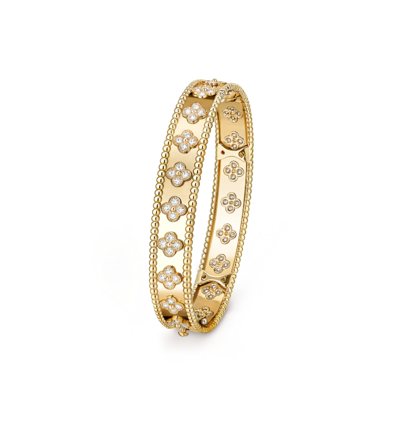 Perlée clovers bracelet, 18K yellow gold, round diamonds, medium model; diamond quality DEF, IF to VVS.