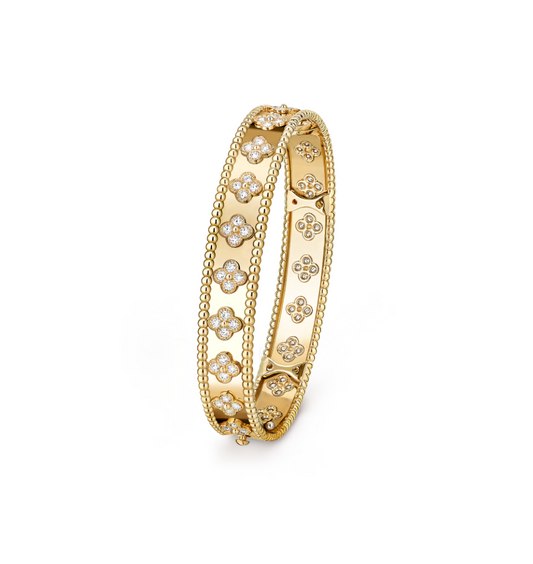 Perlée clovers bracelet, 18K yellow gold, round diamonds, medium model; diamond quality DEF, IF to VVS.