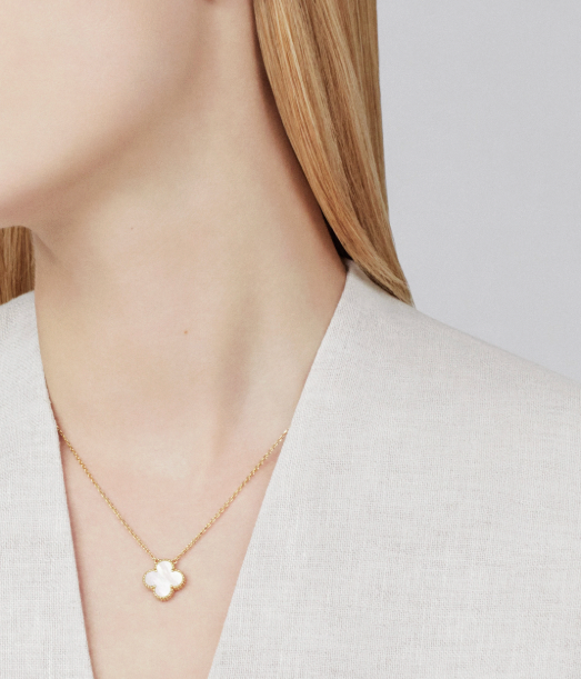 Vintage Alhambra pendant, 18K yellow gold, white mother-of-pearl.