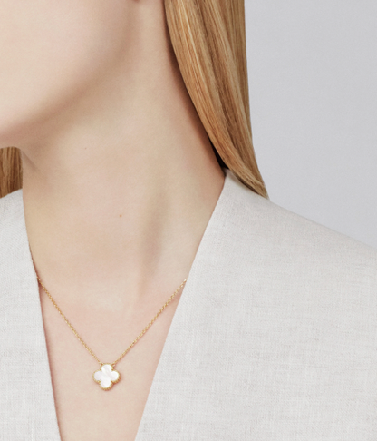 Vintage Alhambra pendant, 18K yellow gold, white mother-of-pearl.
