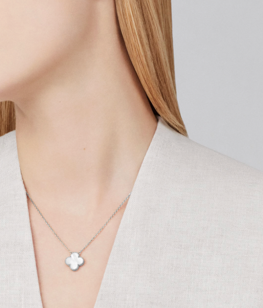Vintage Alhambra pendant, rhodium plated 18K white gold, white mother-of-pearl.